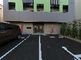 駐車場と建物の外観