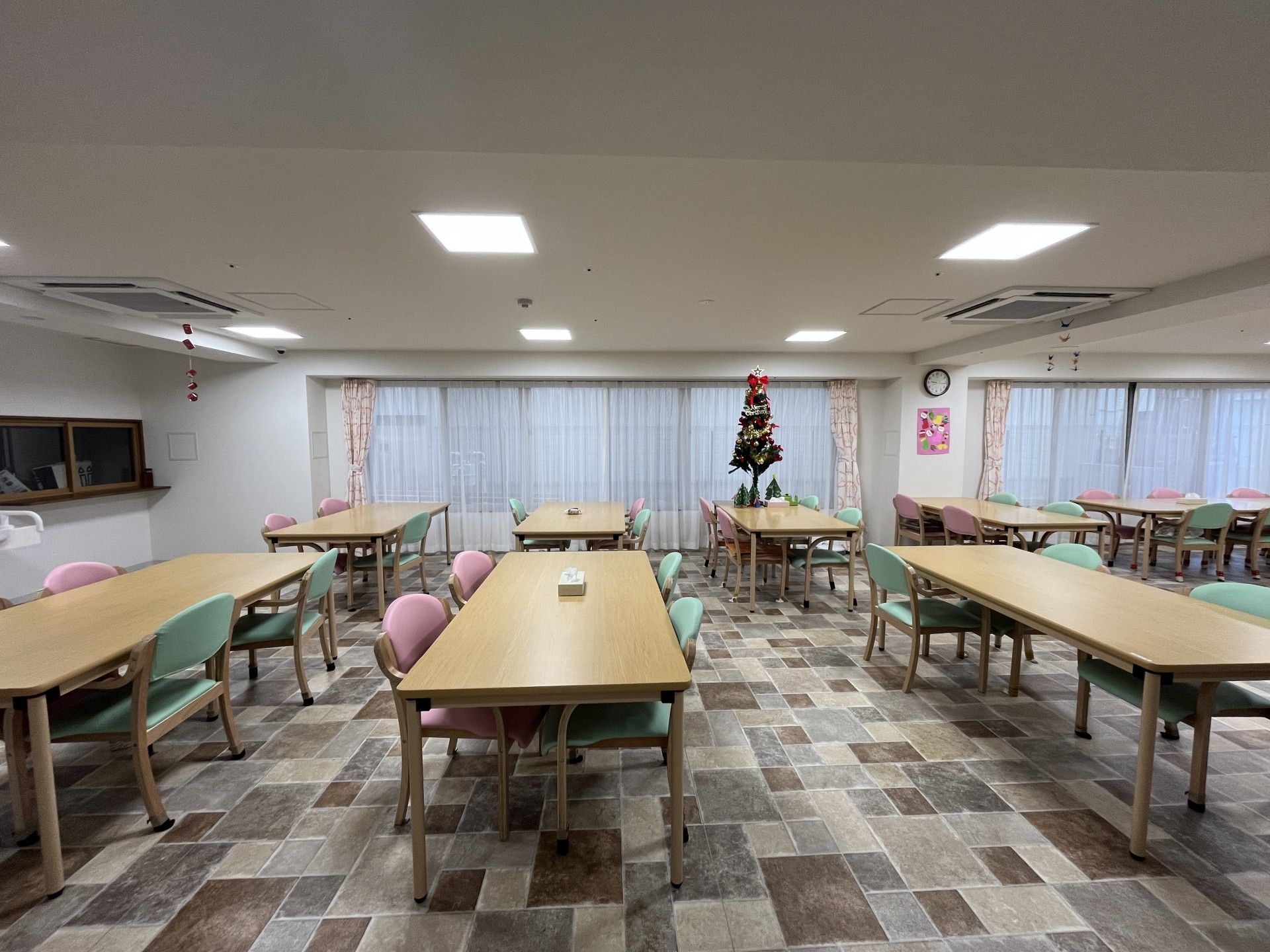 広々とした食堂の様子