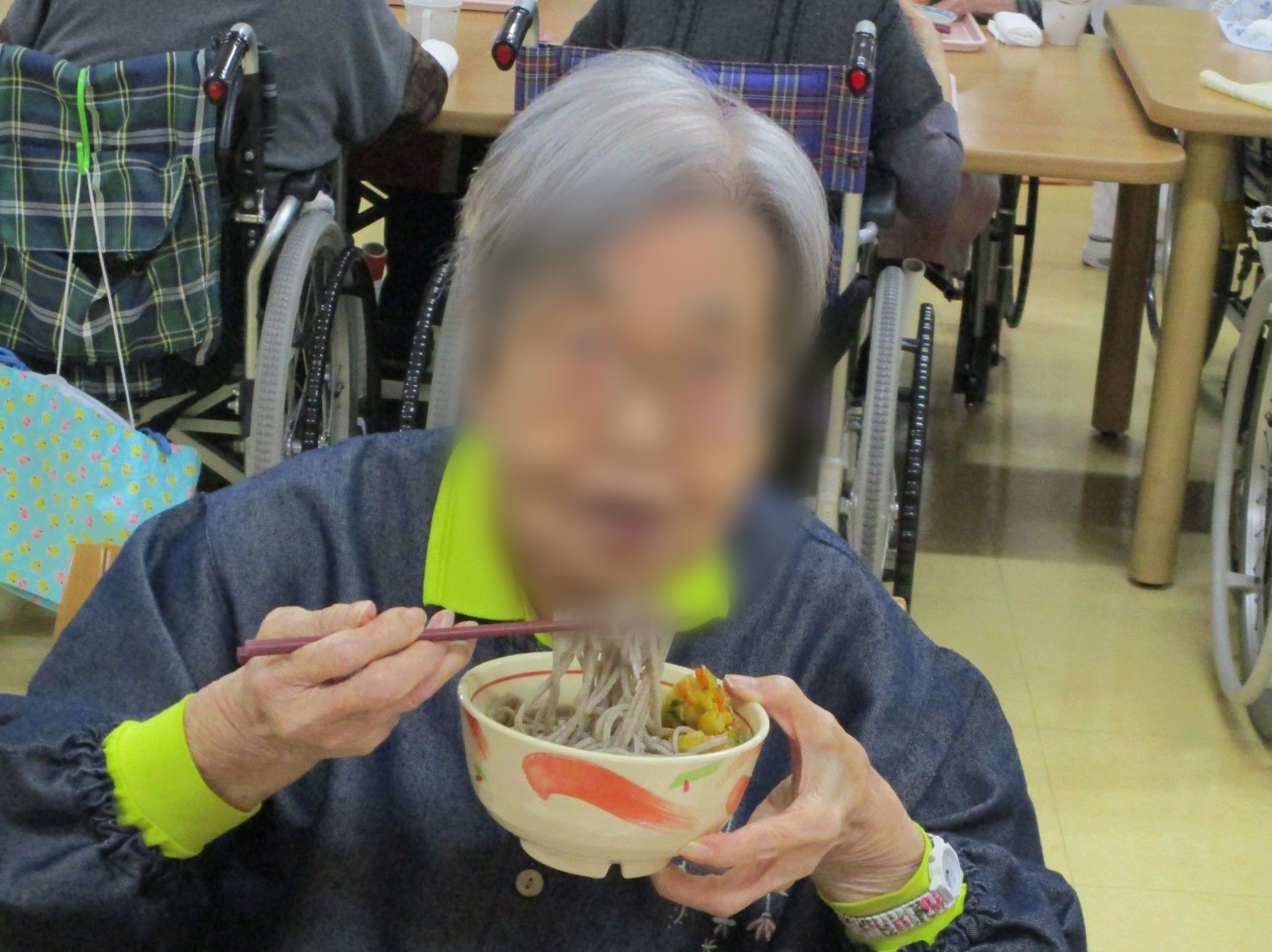食事を楽しむ様子