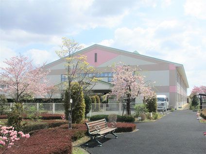 桜並木のある施設外観