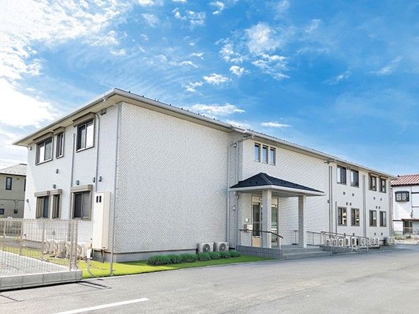 青空の下の建物外観