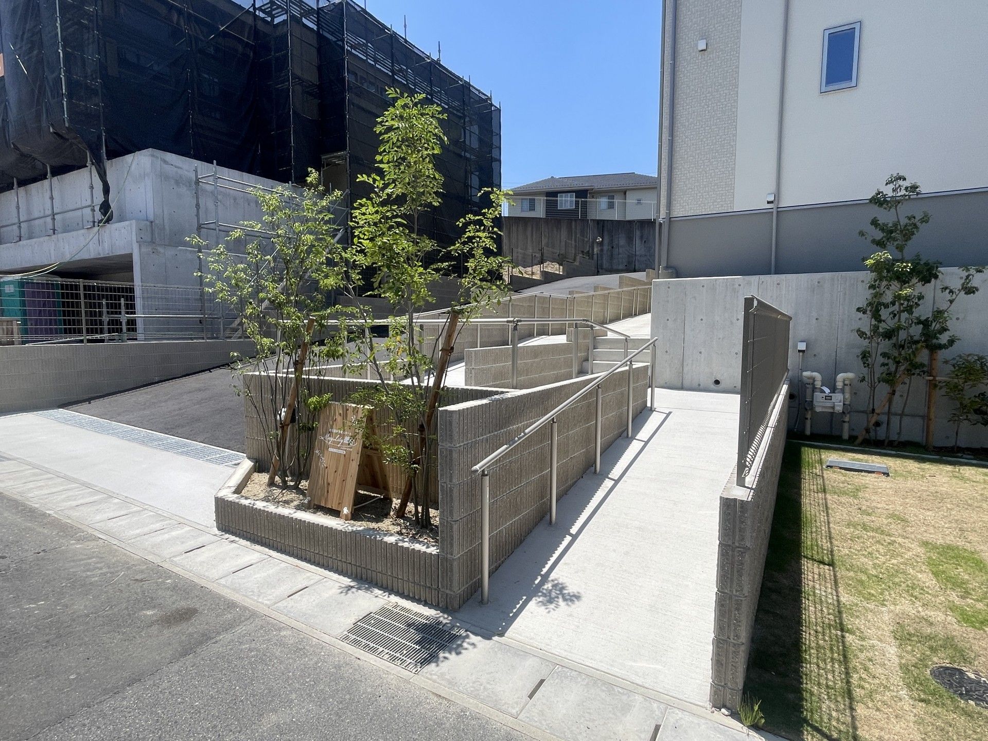緩やかなスロープの入口