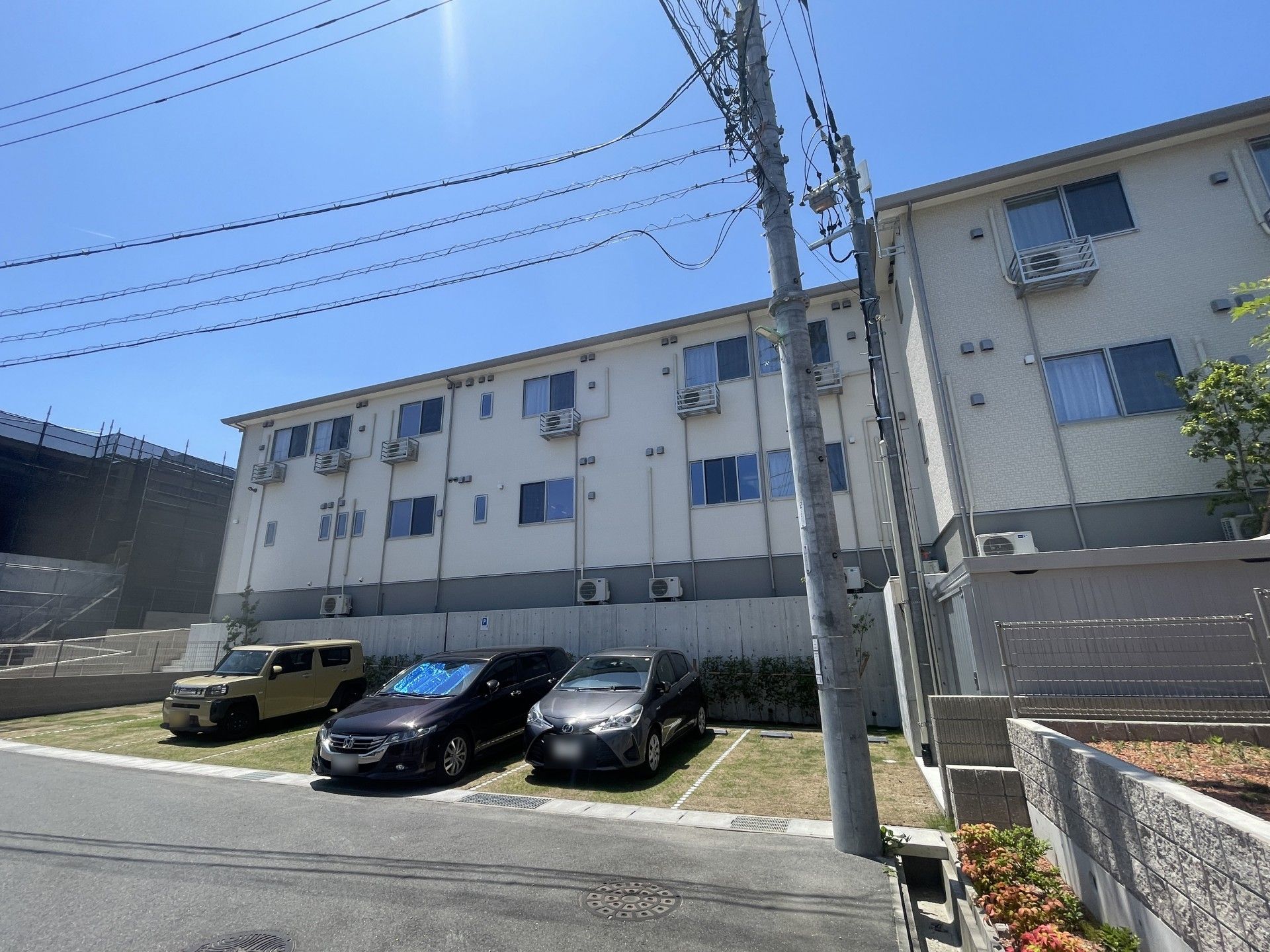 駐車場のある建物外観