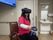 VR体験をする女性の部屋
