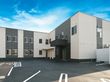 広い駐車場の建物外観