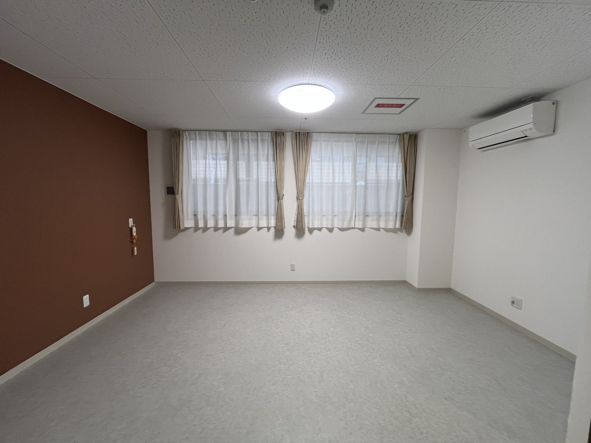 落ち着いた色合いの部屋