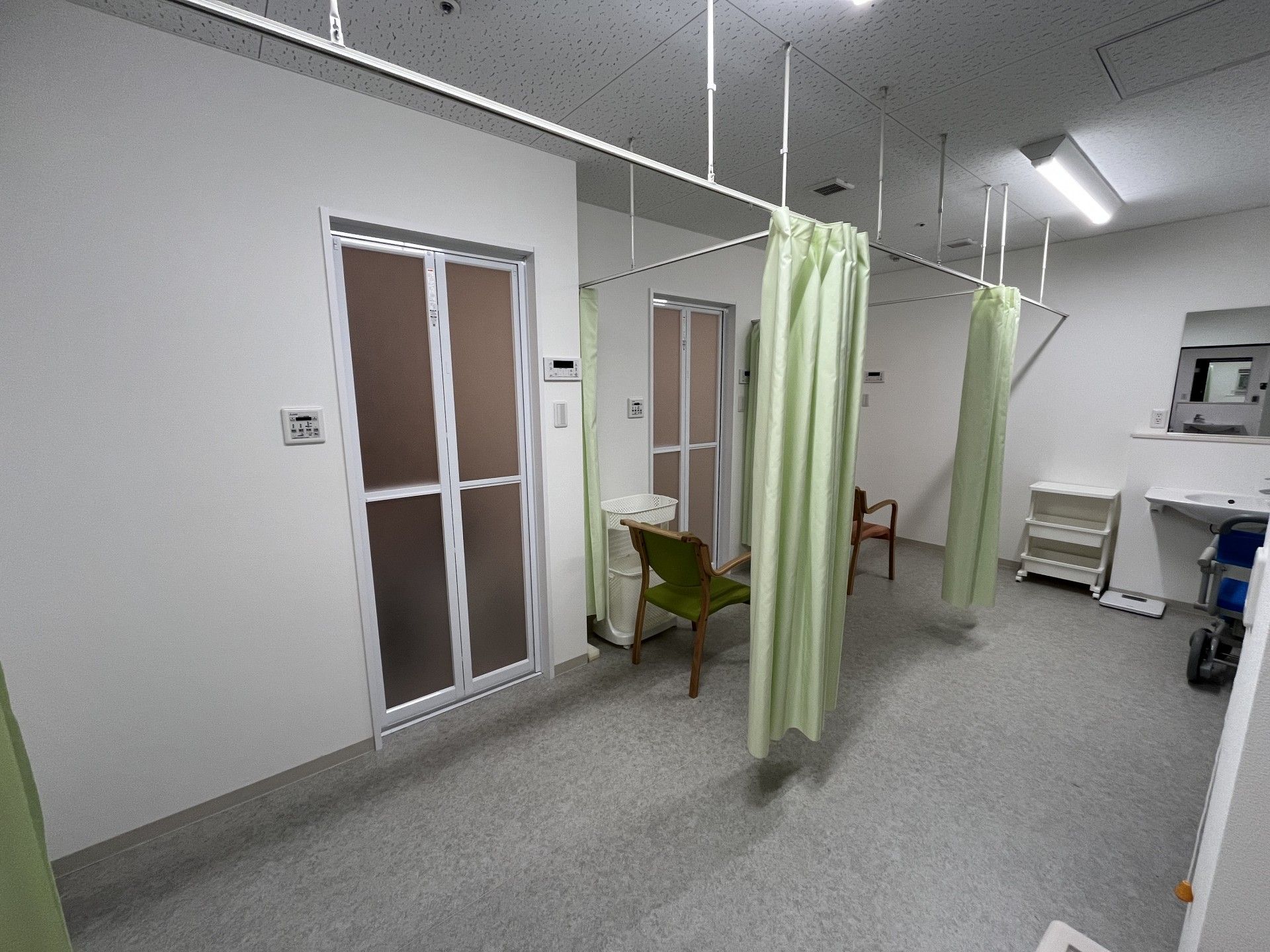 カーテンで仕切られた部屋