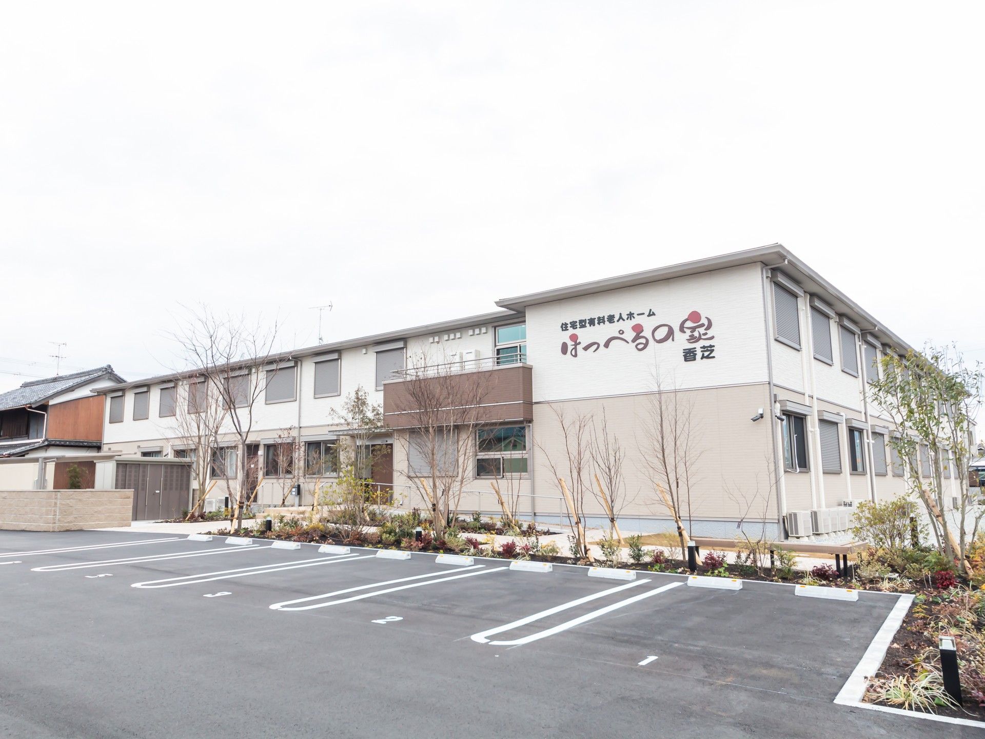 駐車場のある建物外観