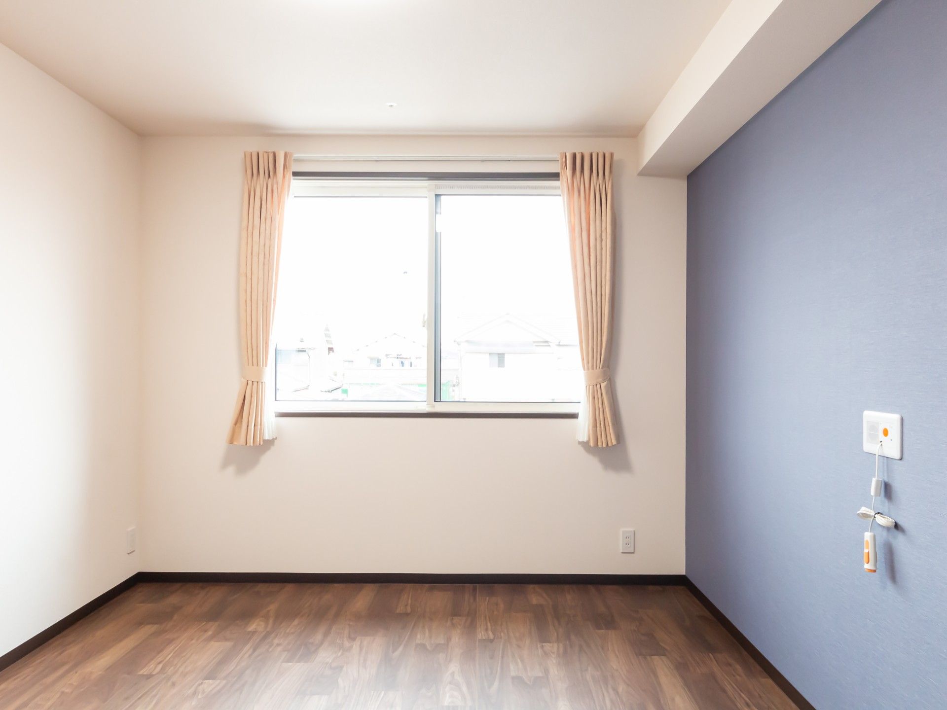 窓のある明るい部屋