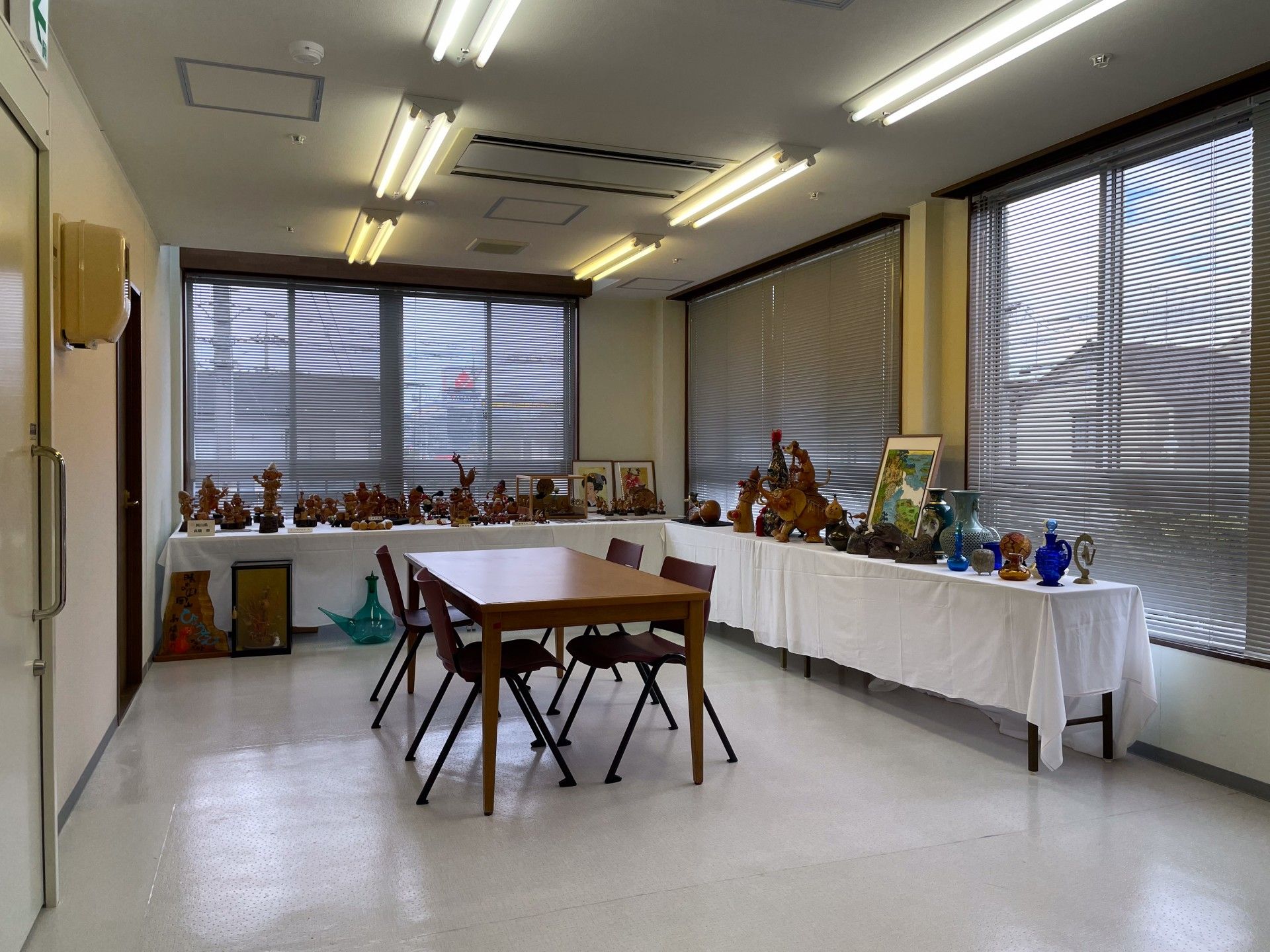 展示品が並ぶ部屋