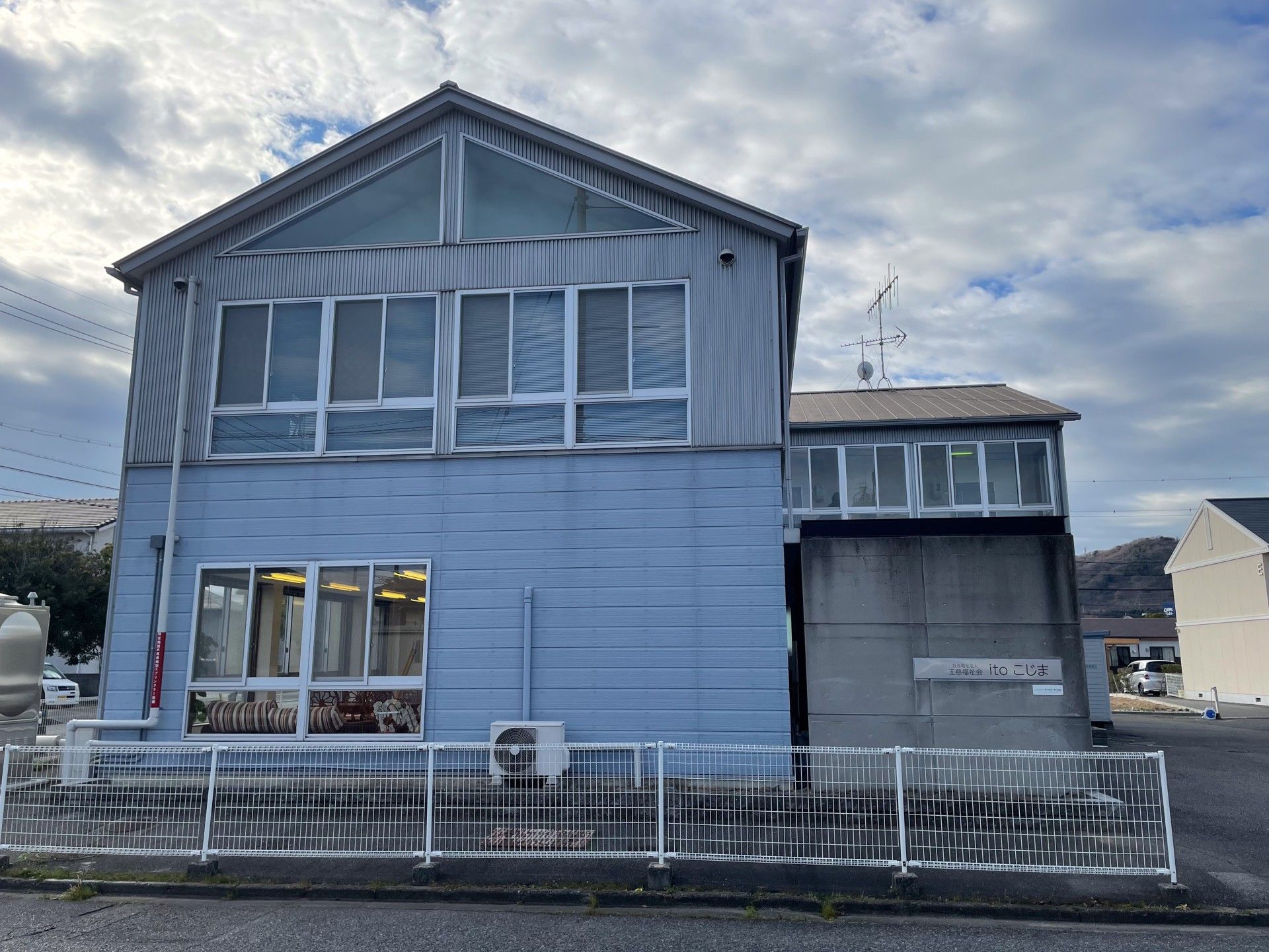 青い外壁の建物