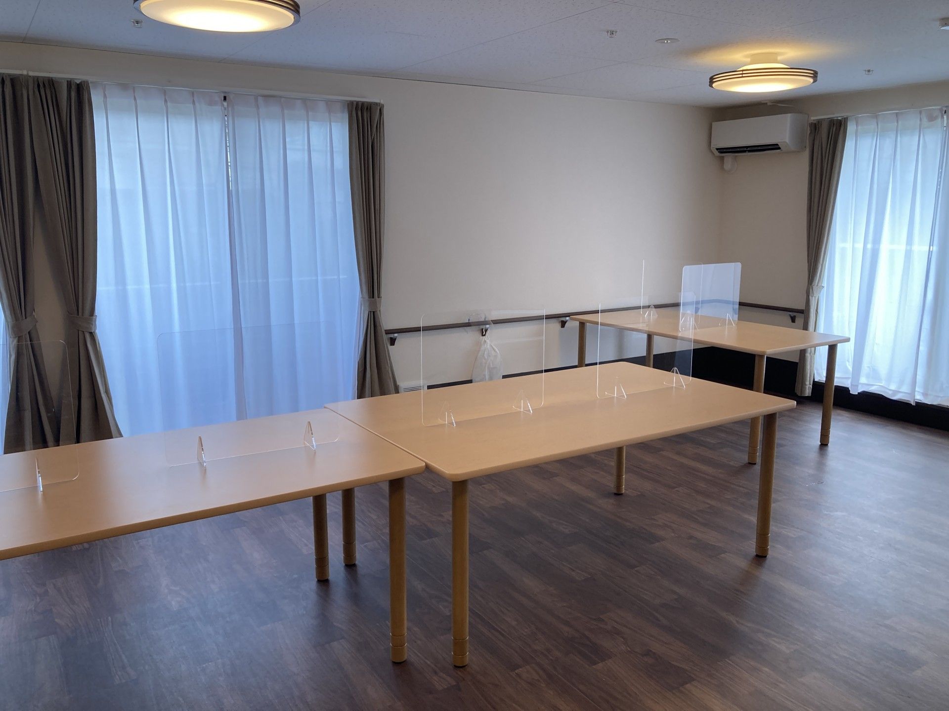 明るい部屋のテーブル