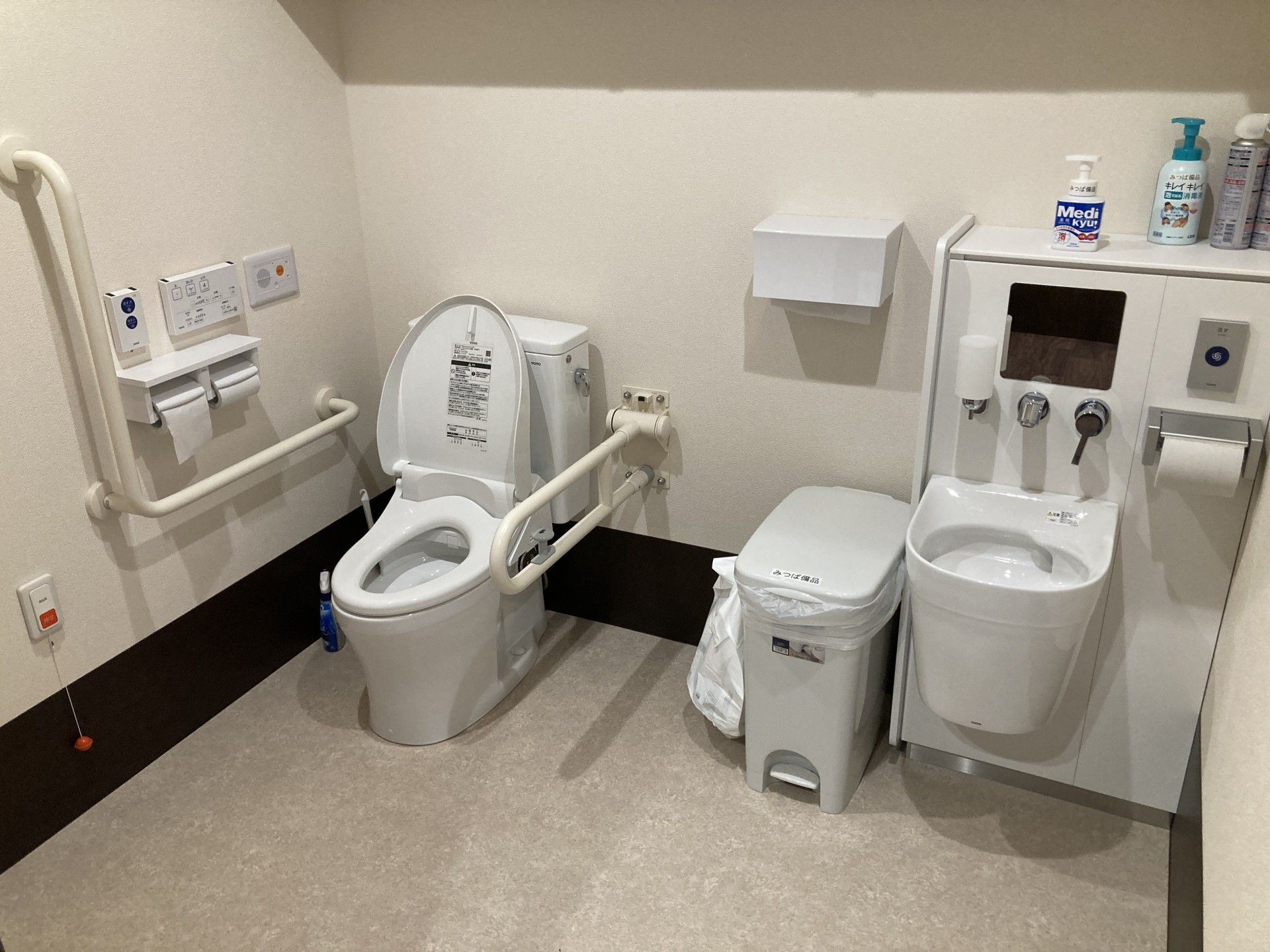 手すり付きのトイレ