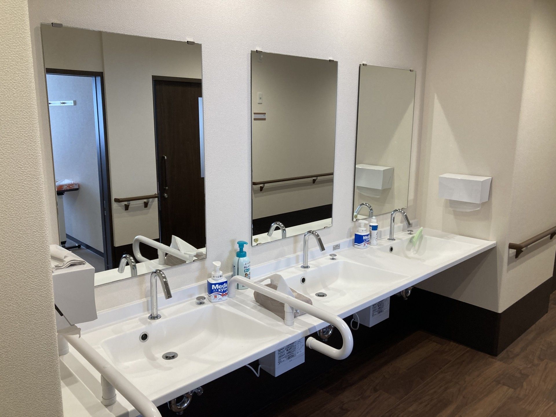 手洗い場の鏡と洗面台