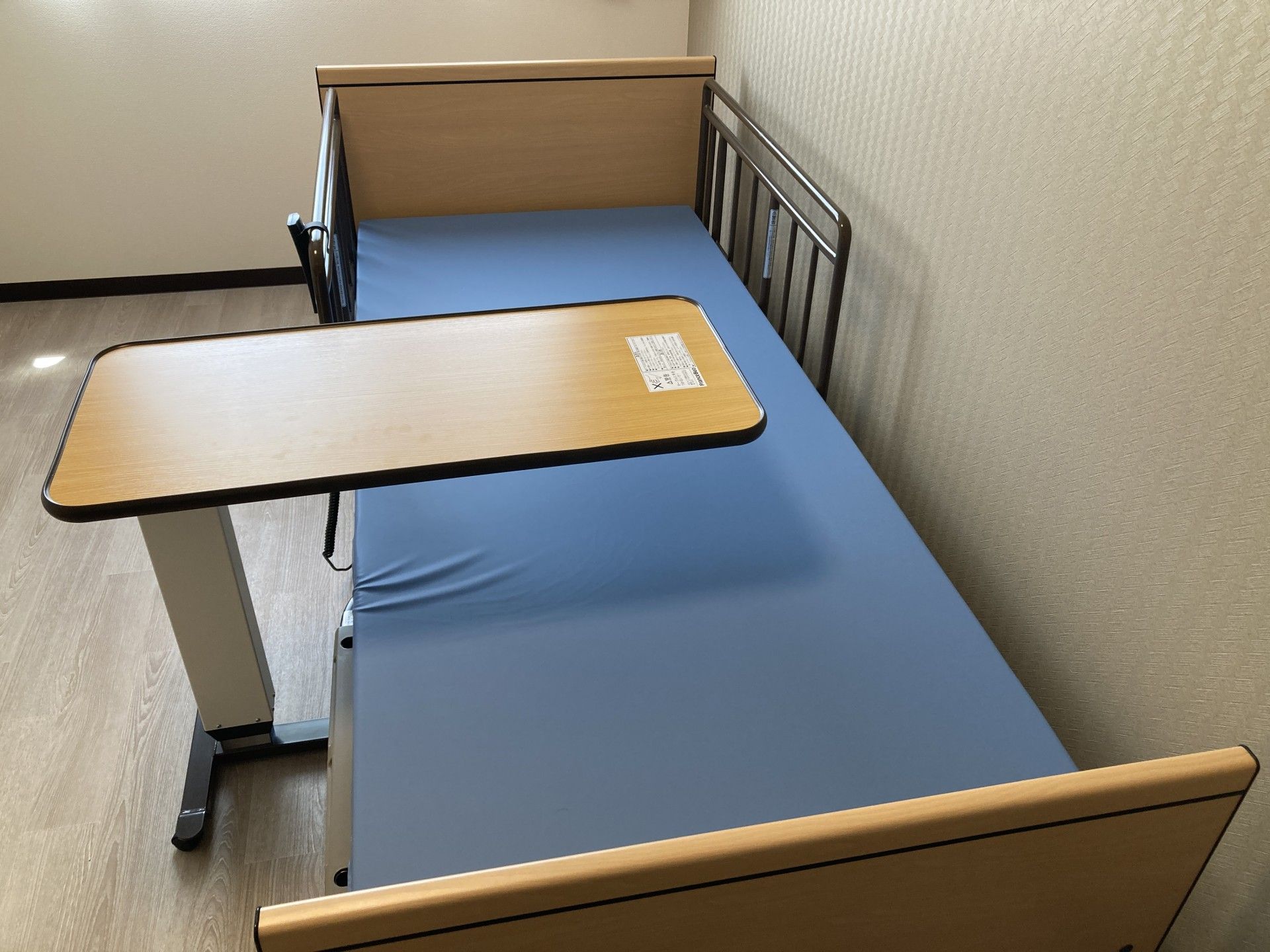 シンプルなベッドとテーブル