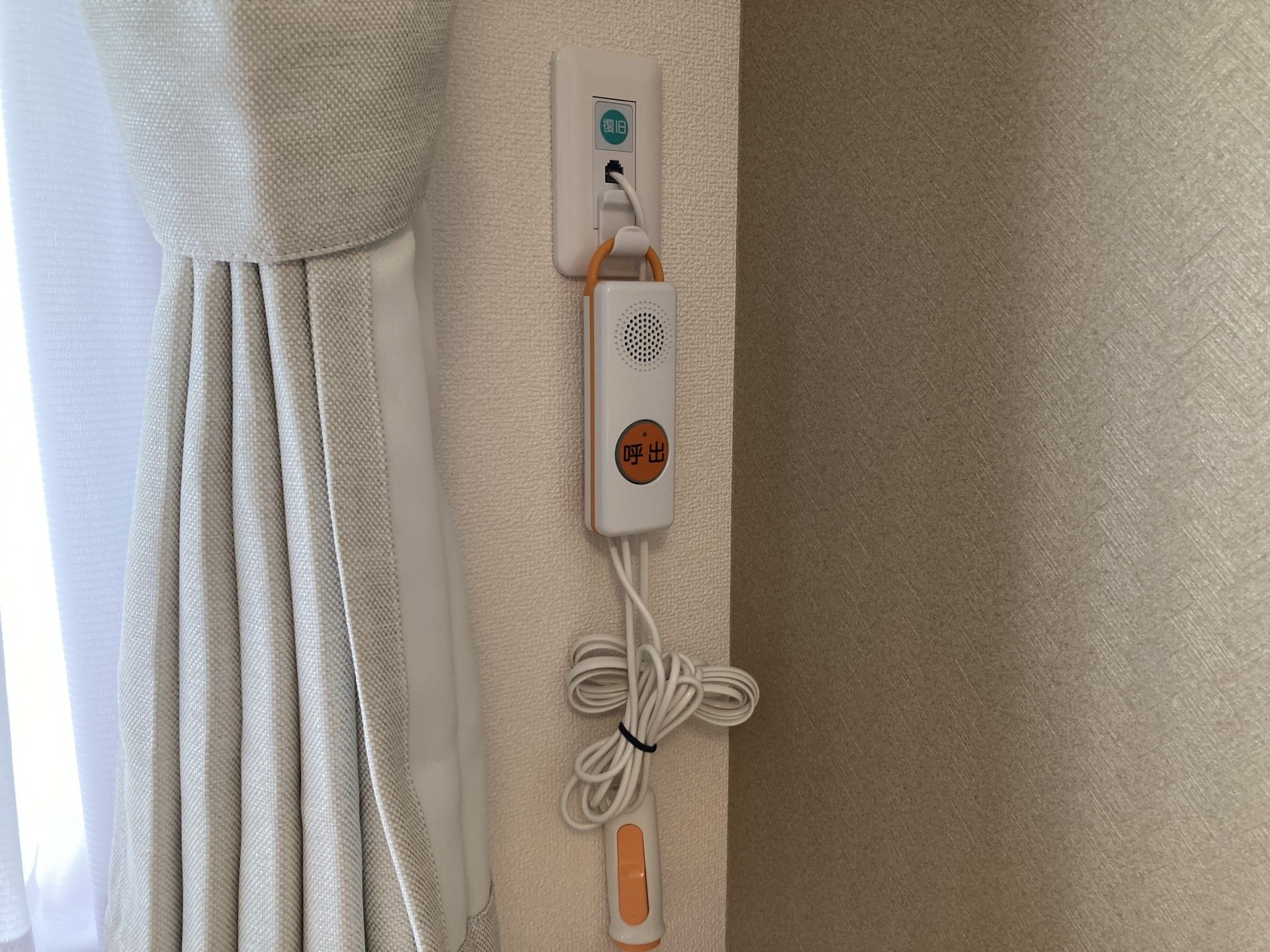 呼び出しボタンの壁面