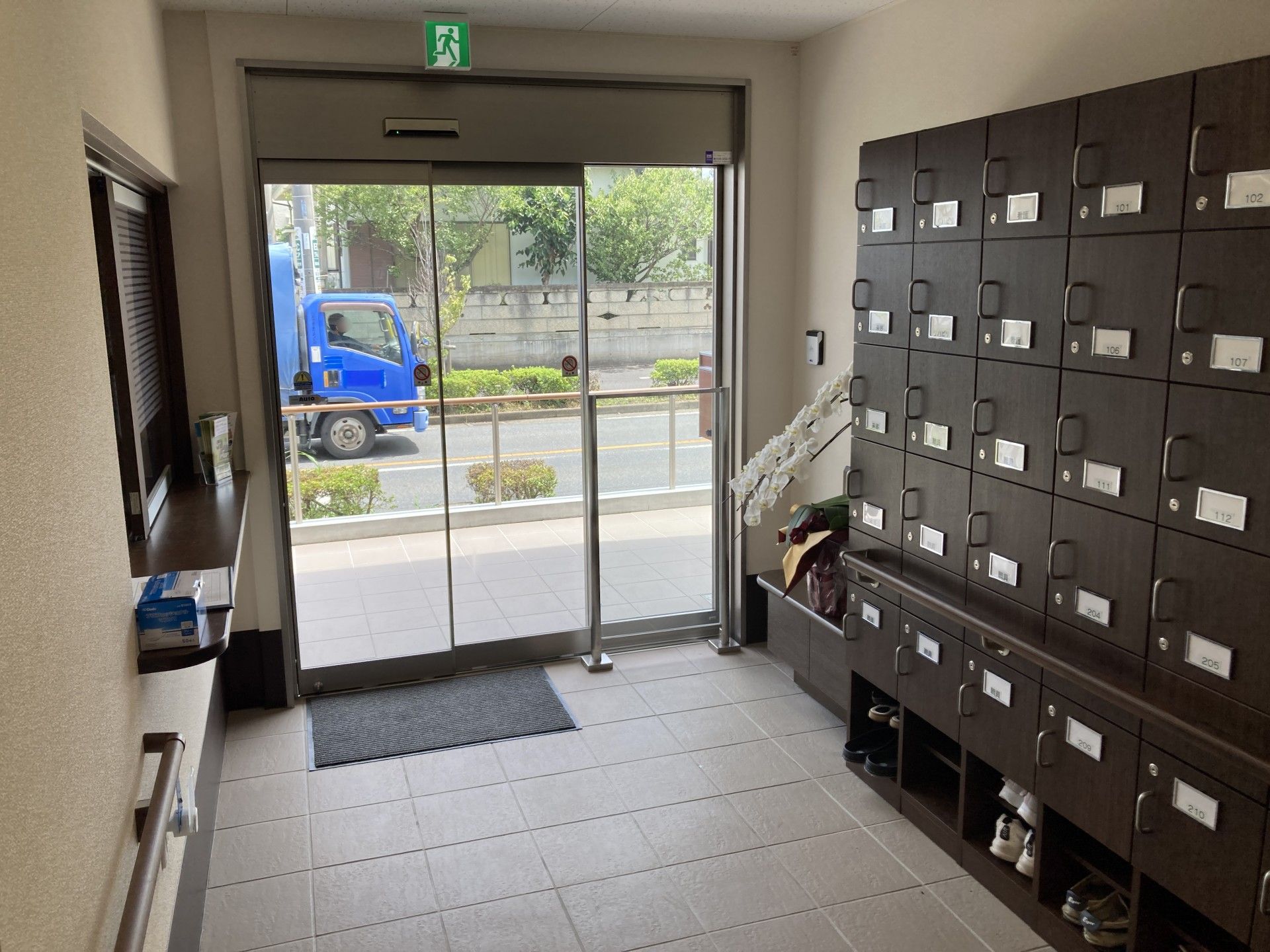 靴箱と出入口の風景