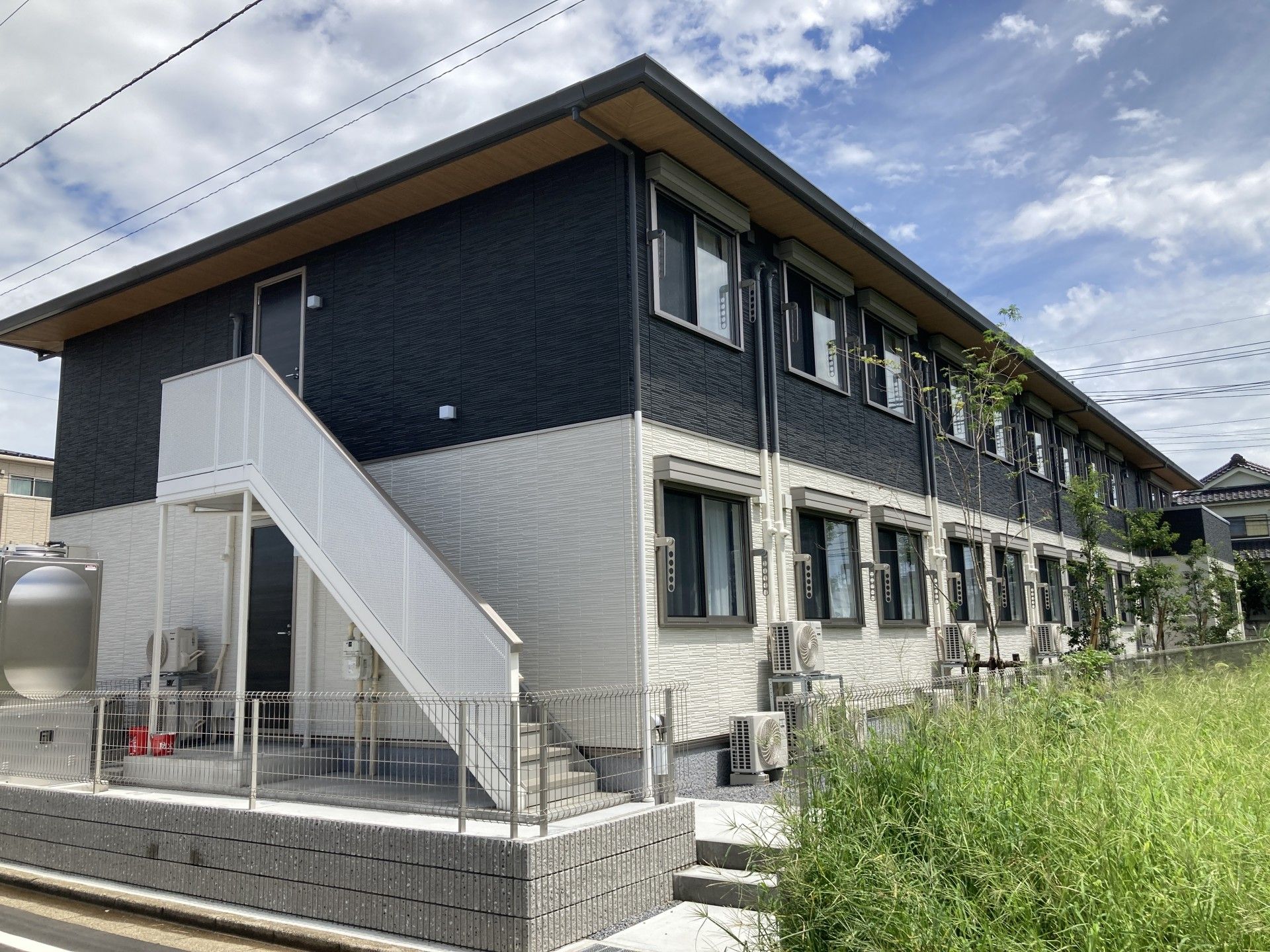 外観の階段と窓