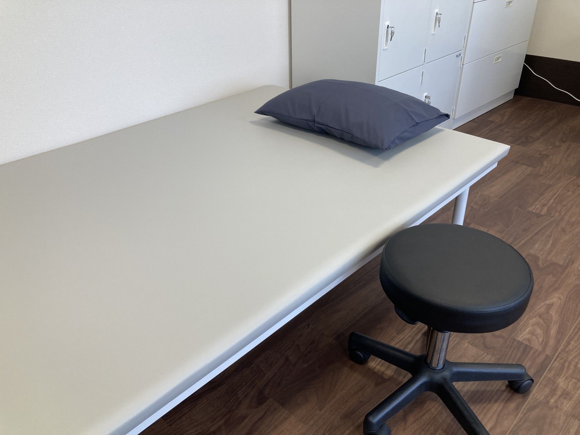 施術用ベッドと椅子