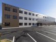 広い駐車場のある建物