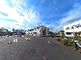 広々とした駐車場の外観