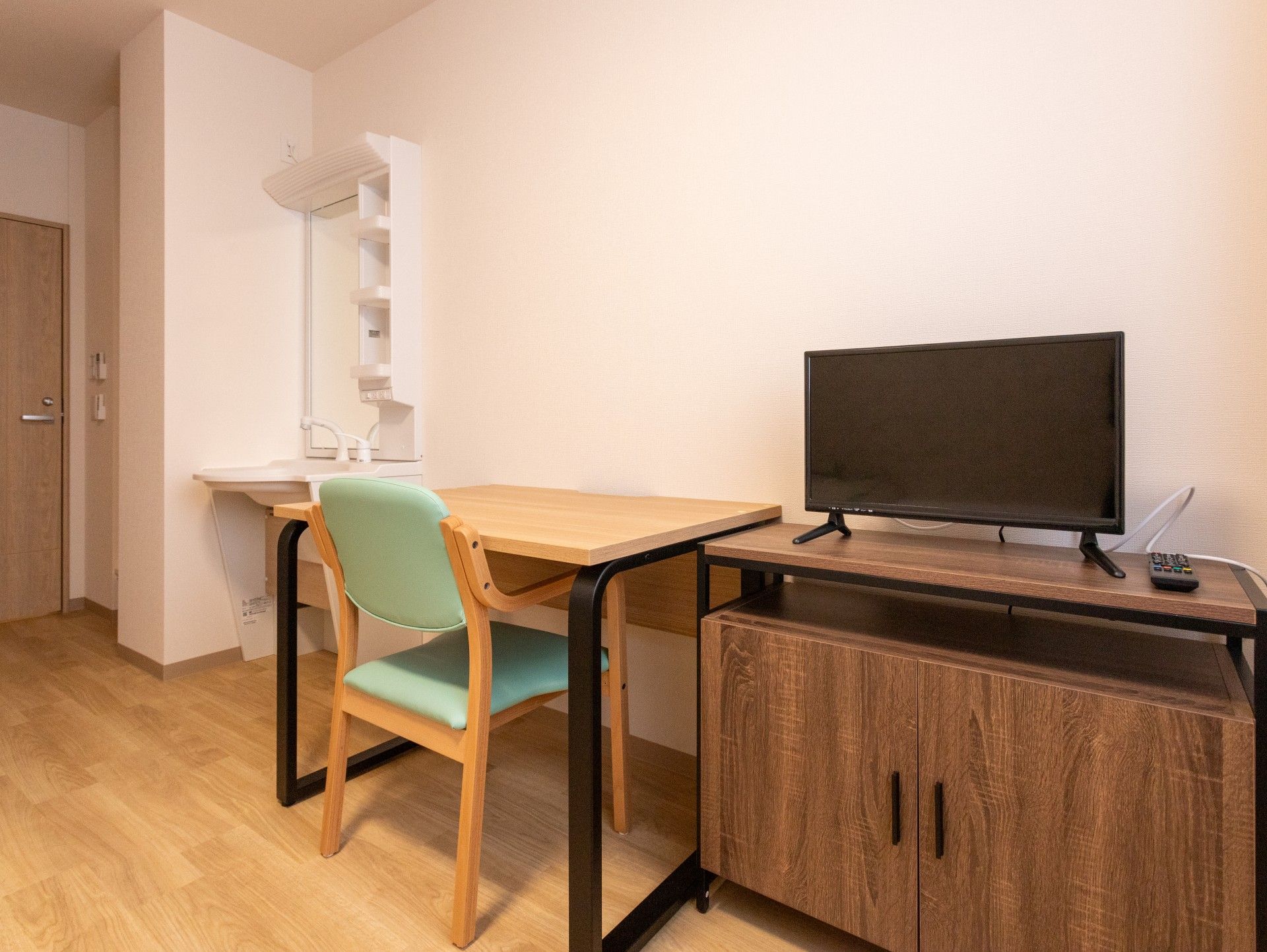 机とテレビのある部屋