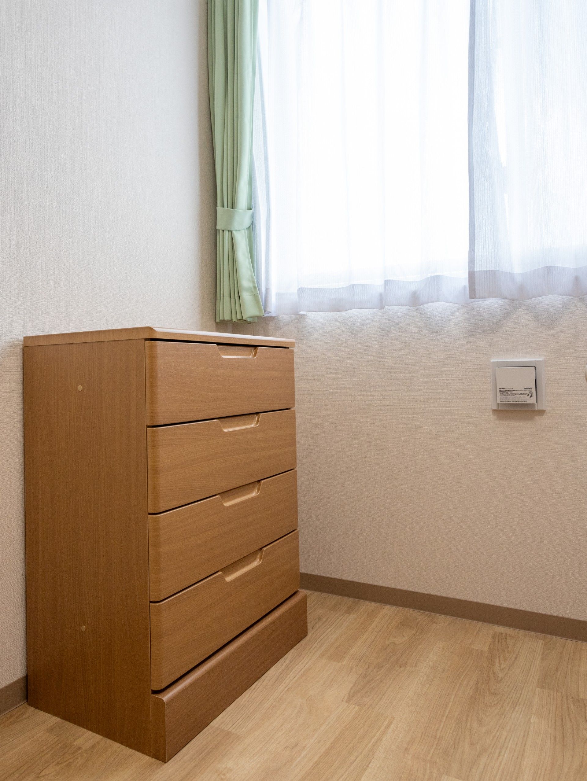 木製の引き出しと窓