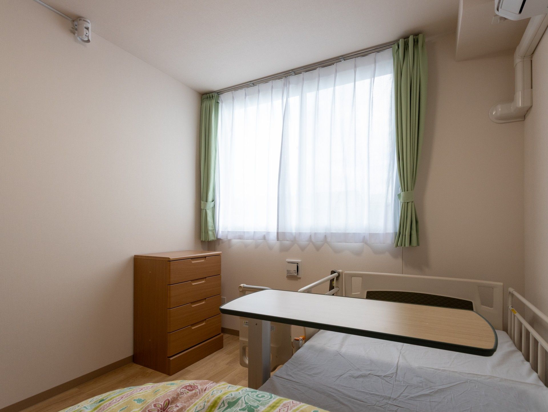 明るい個室の一角