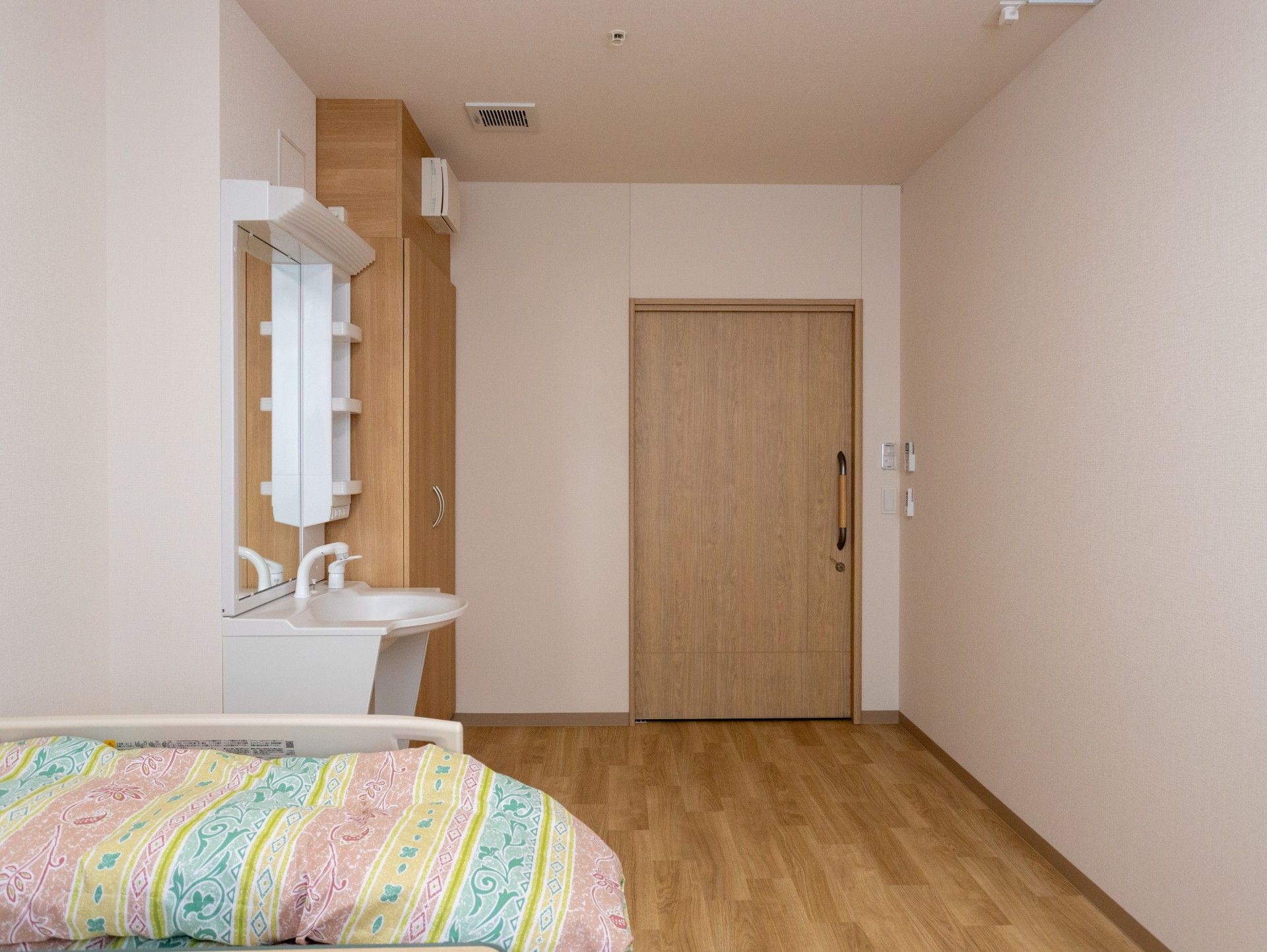 シンプルな個室の一角