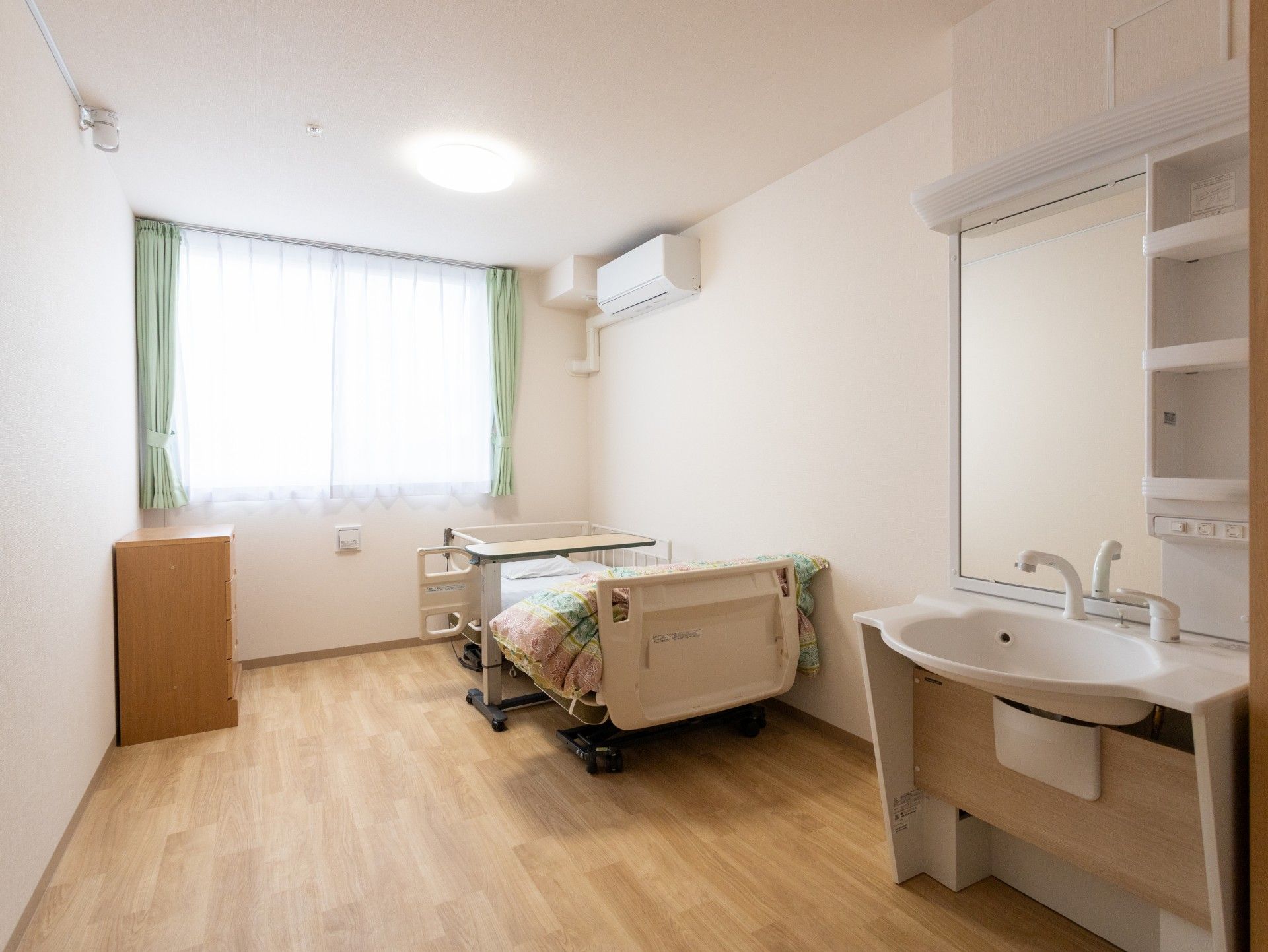 明るい個室の様子