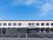 広い駐車場の建物