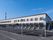 駐車場のある建物外観
