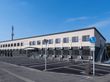 駐車場のある建物外観