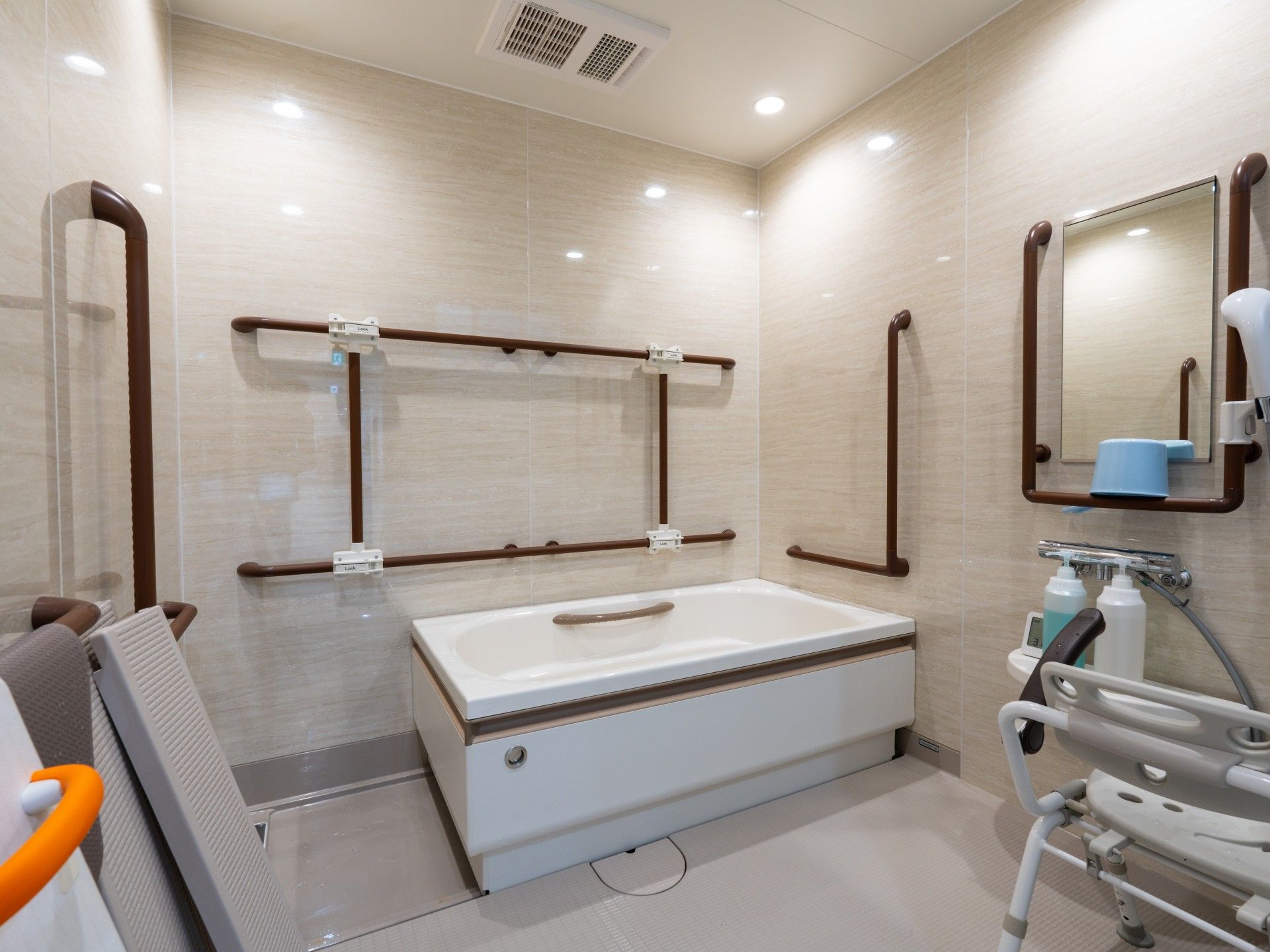 手すり付きの浴室