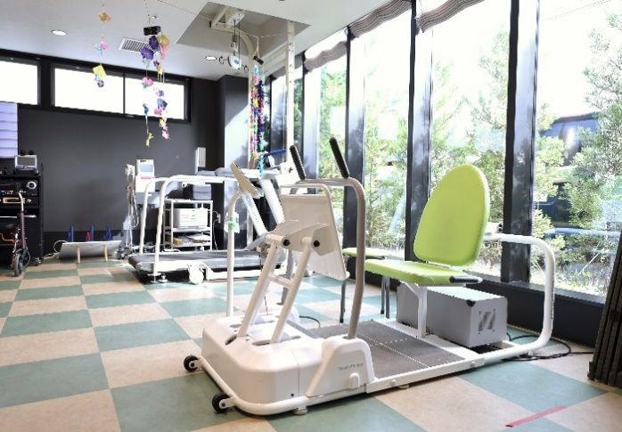 運動器具が並ぶ明るい部屋