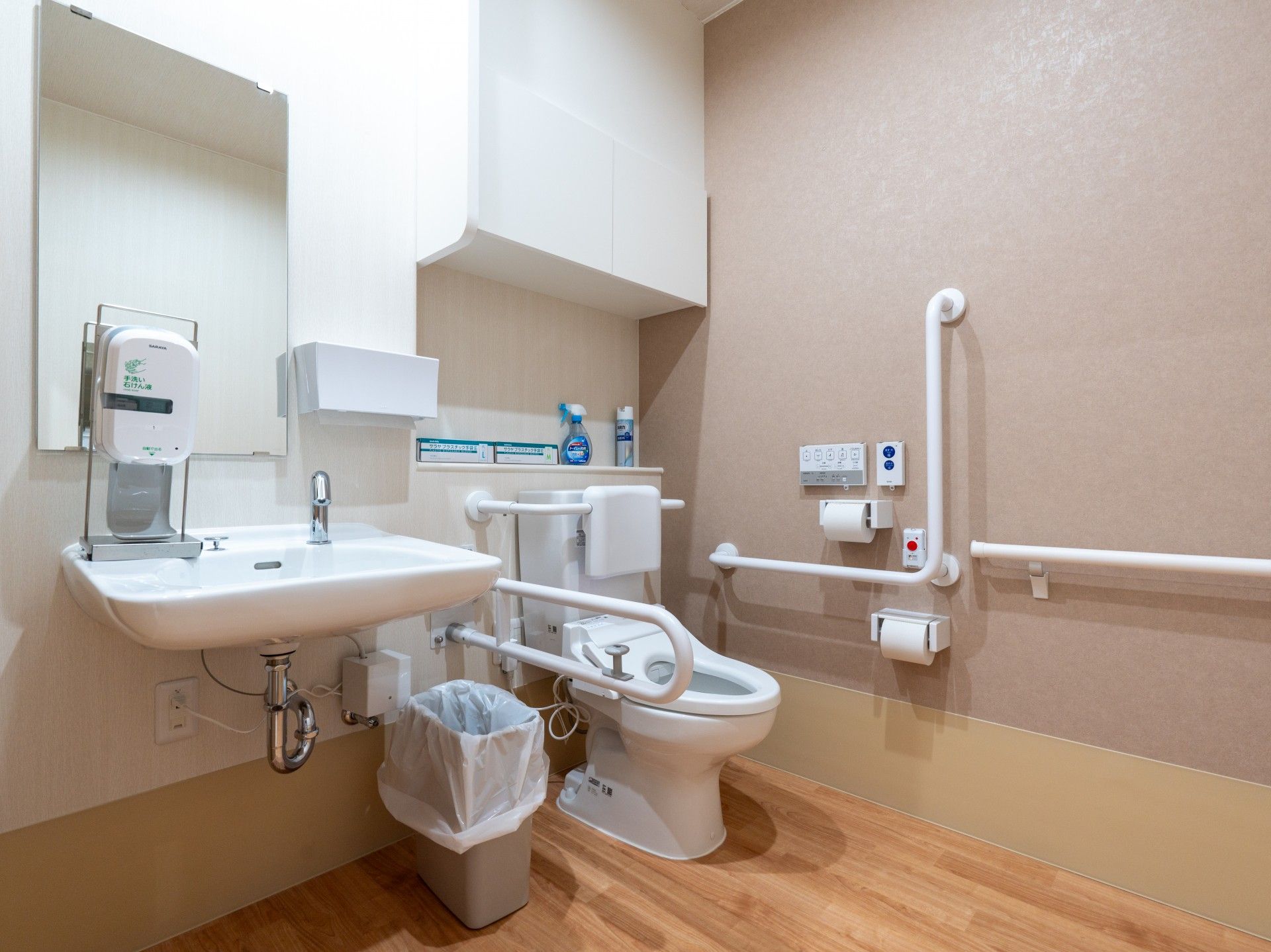 手すり付きの清潔なトイレ