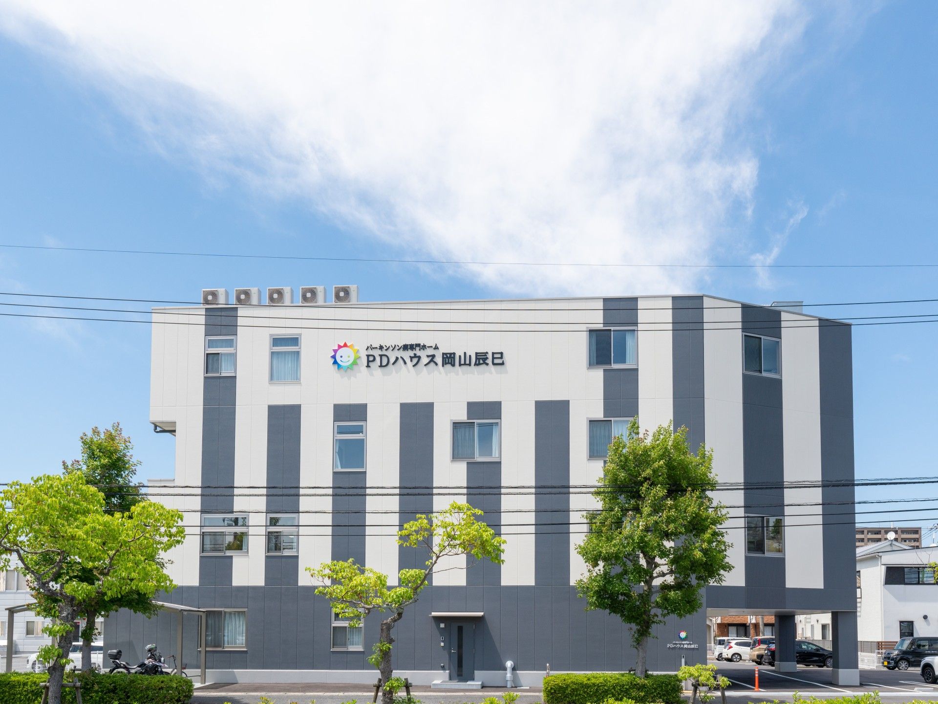 青空の下の建物外観