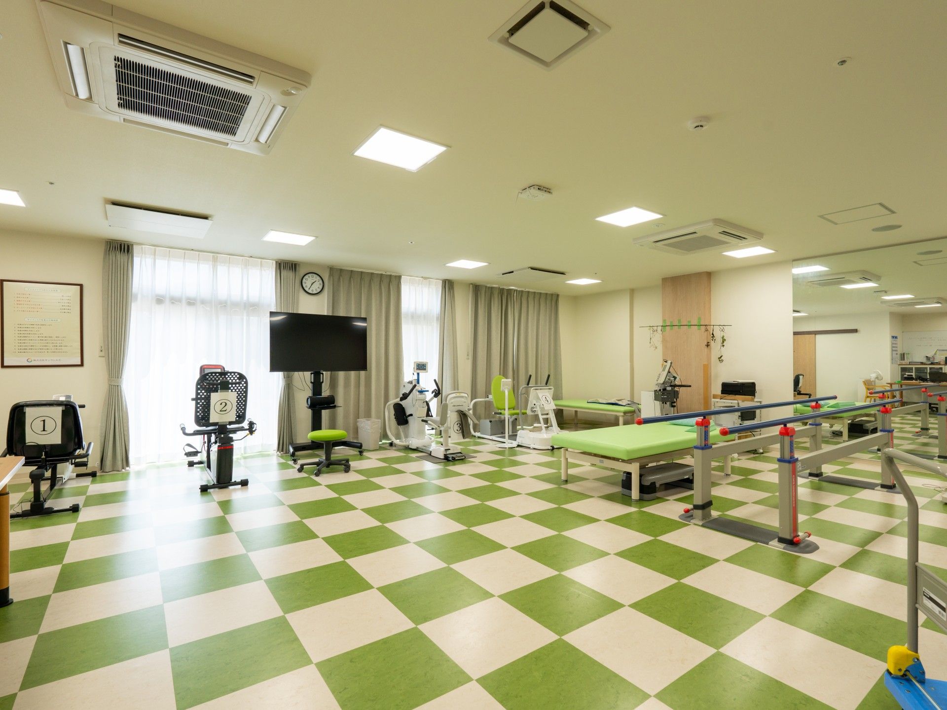 運動器具が並ぶ部屋