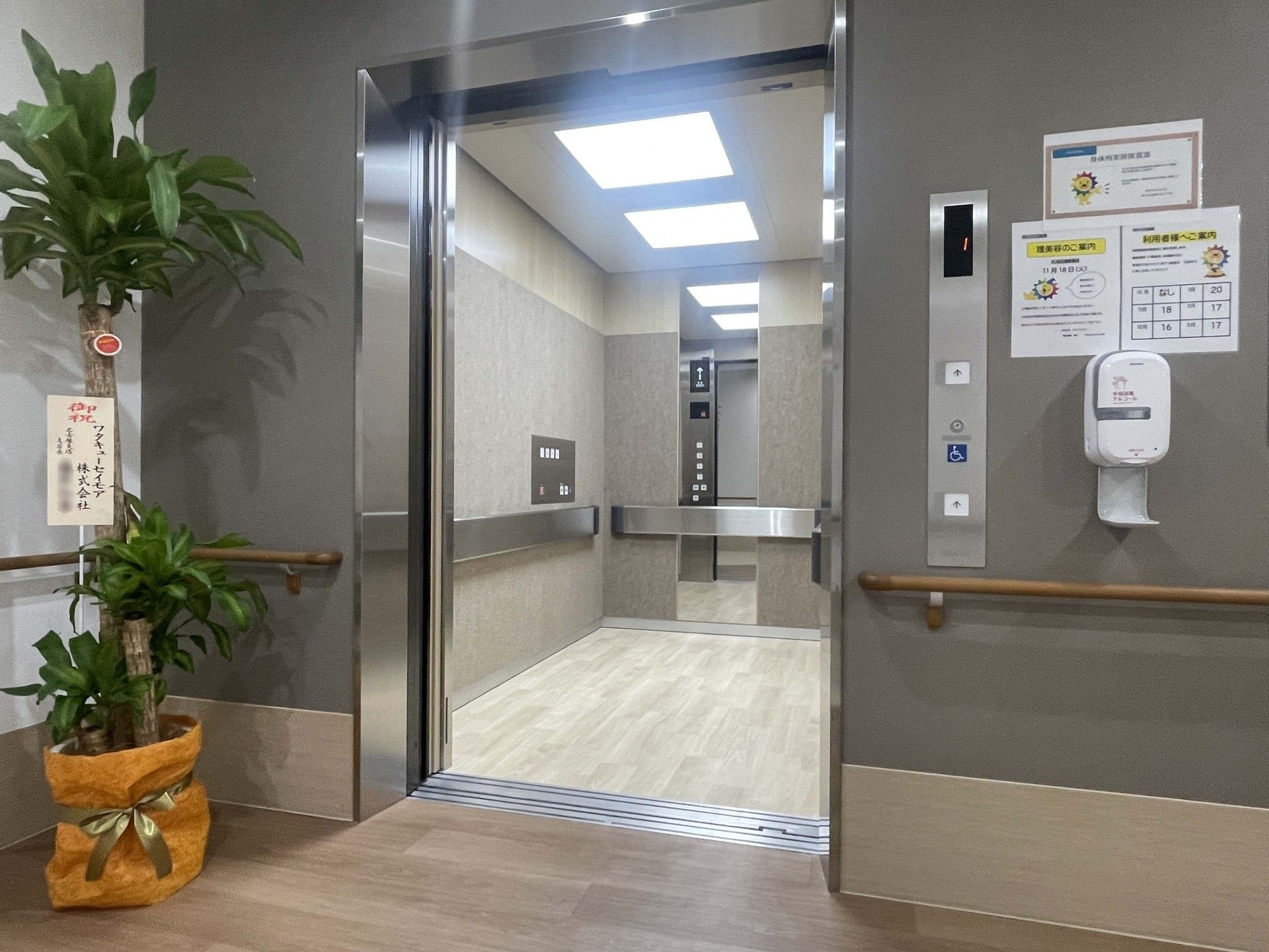 広いエレベーターの入口