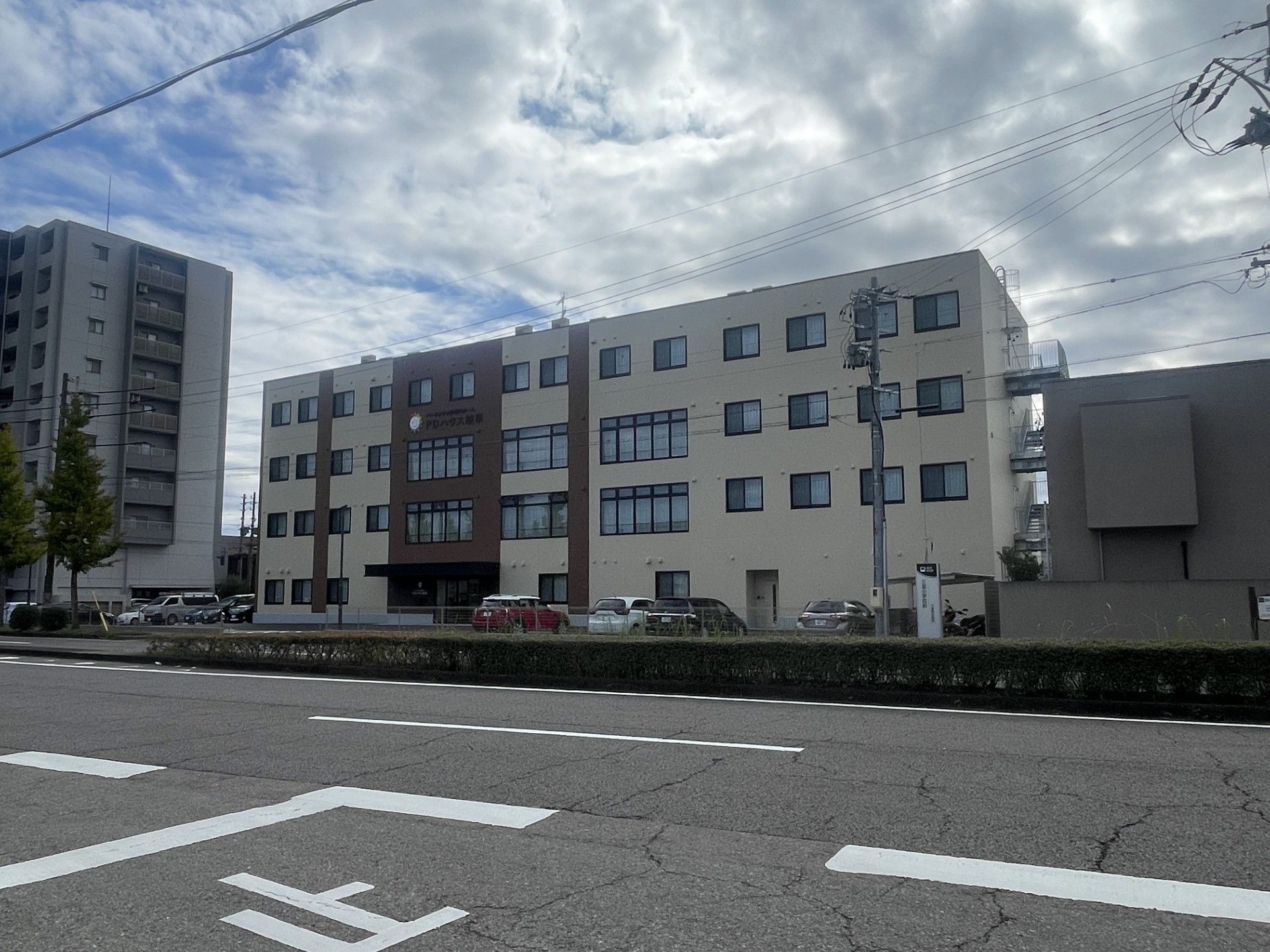 大通り沿いの建物外観