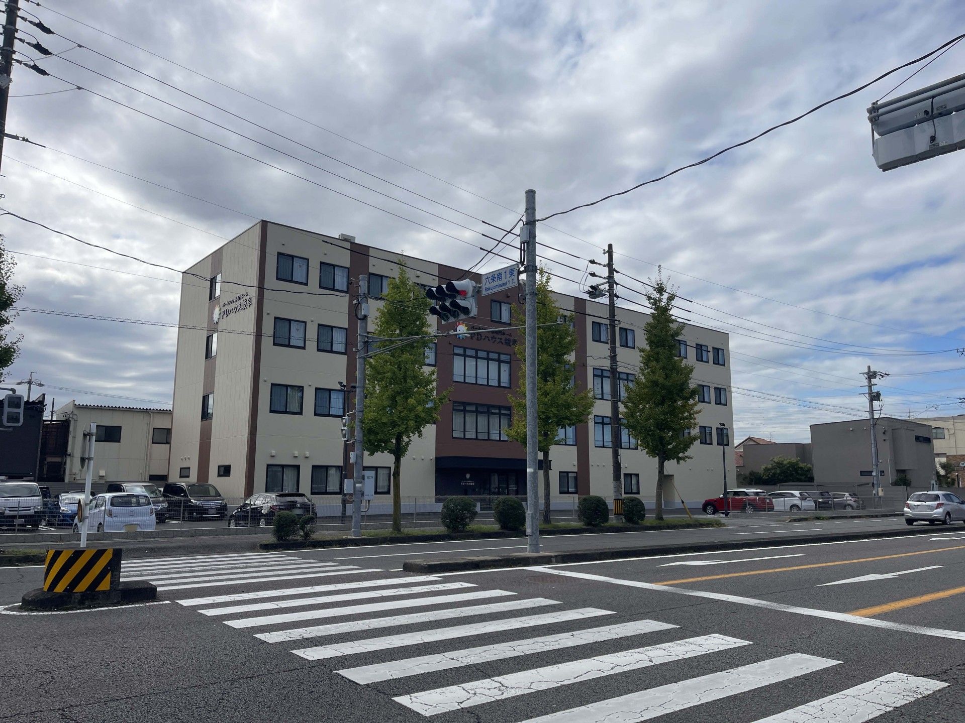 交差点に面した建物