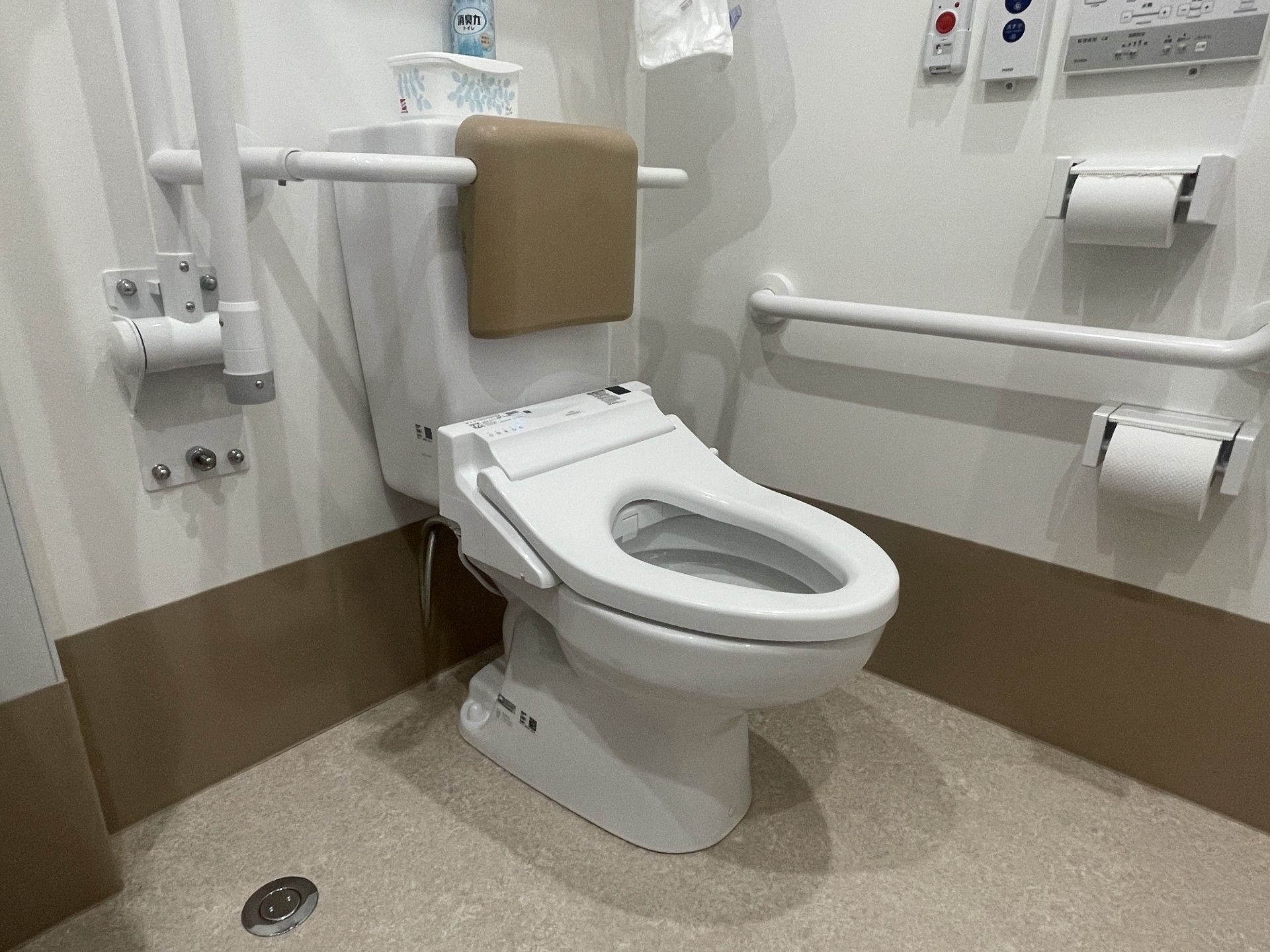 手すり付きのトイレ