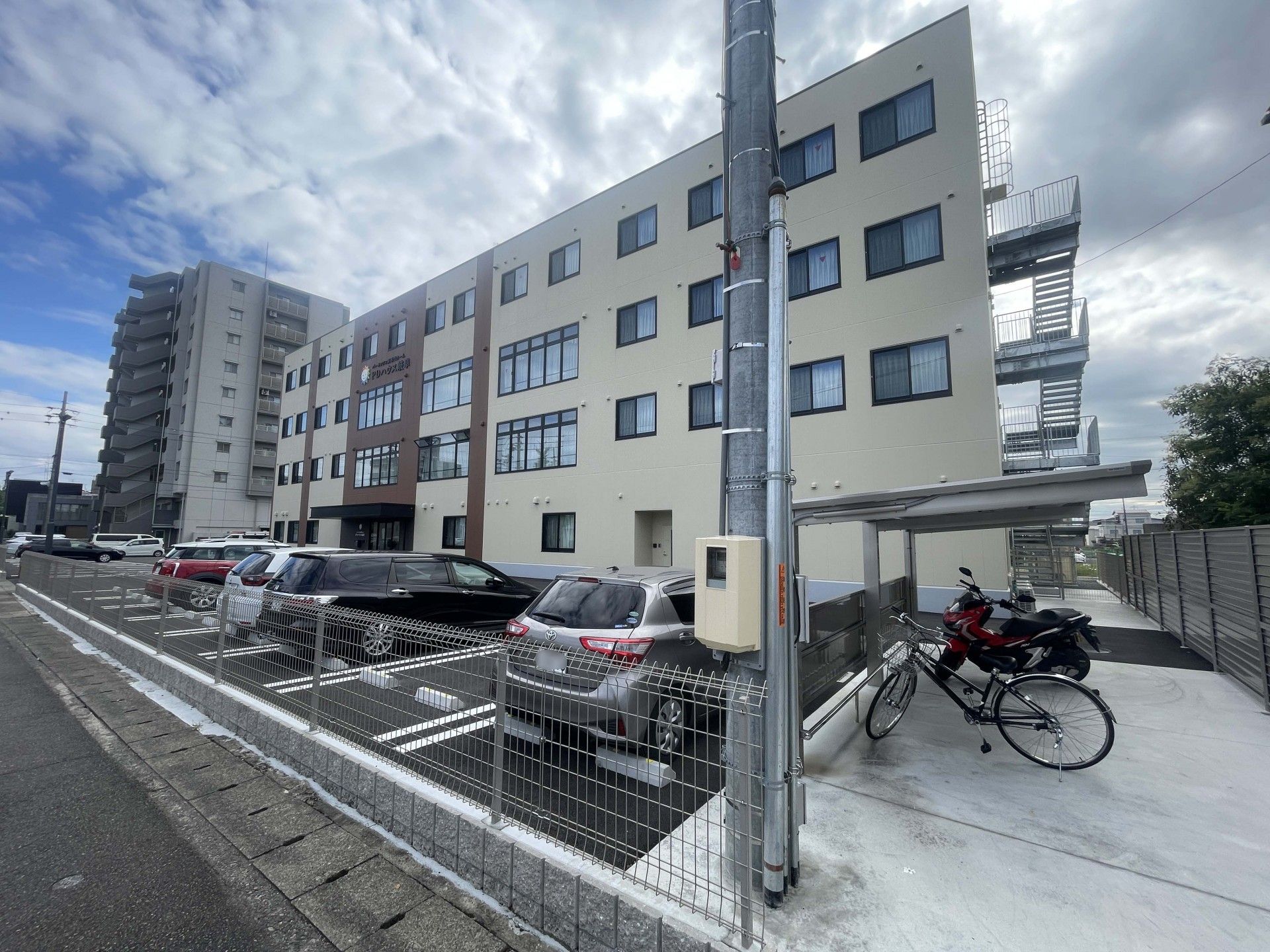 駐車場と建物の外観