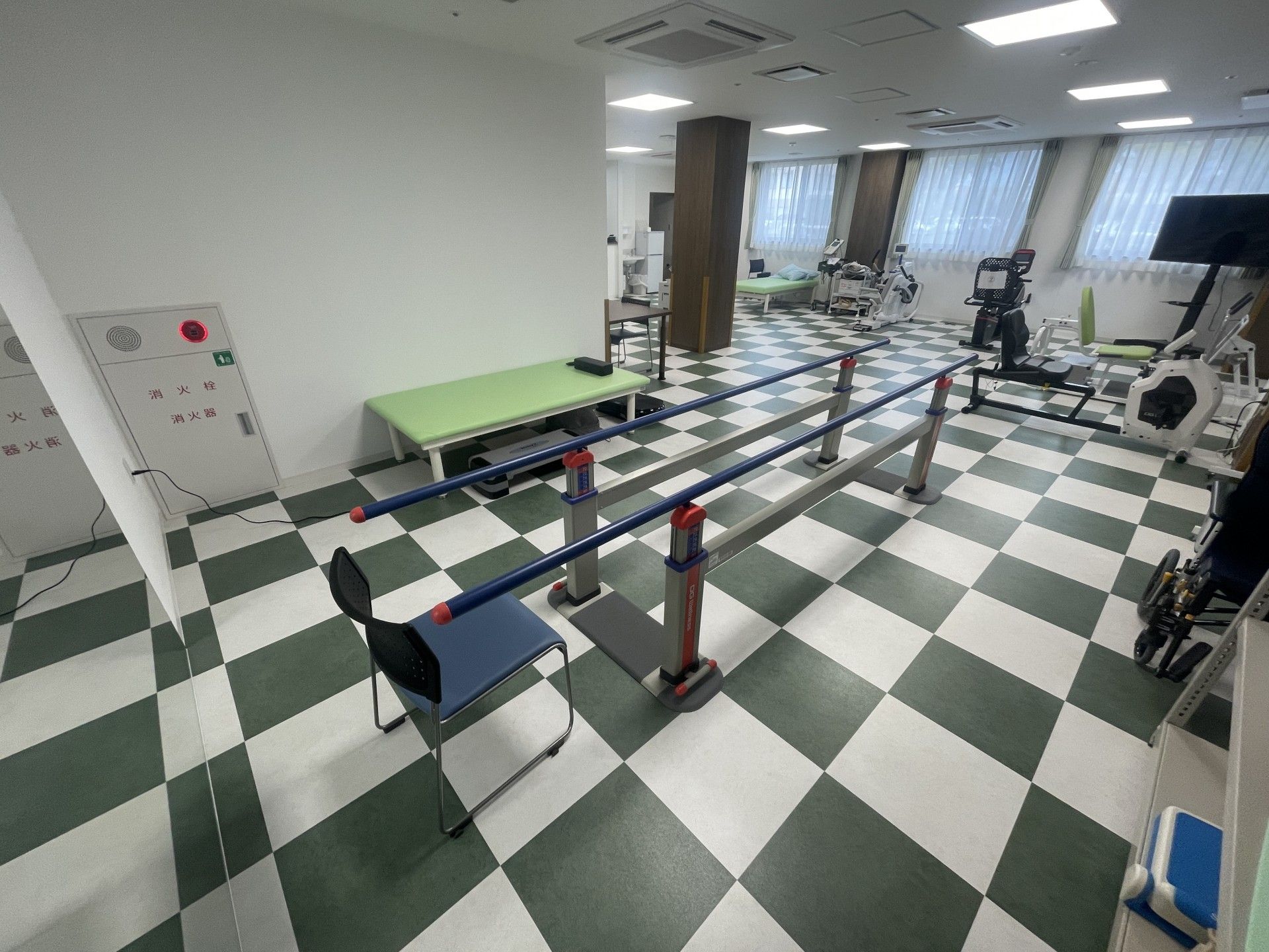 リハビリ用具が並ぶ部屋