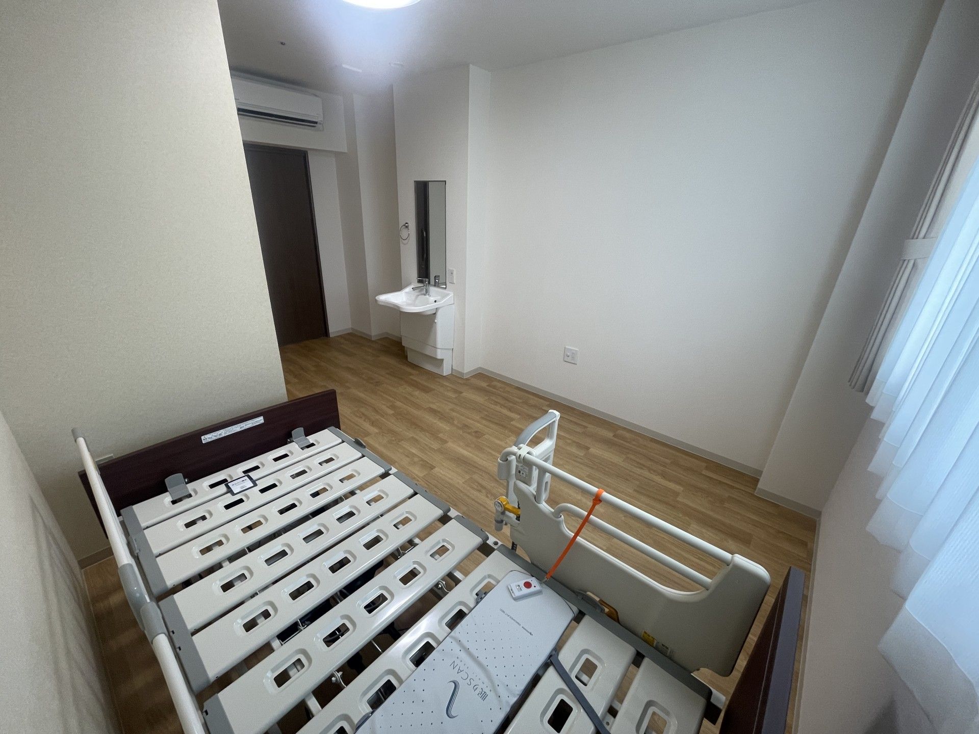 ベッドと洗面台のある部屋