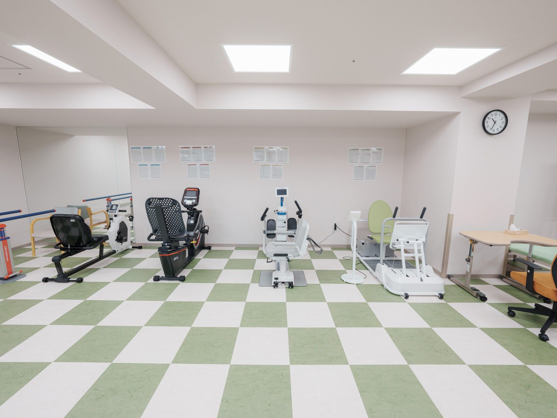 運動器具が並ぶ部屋