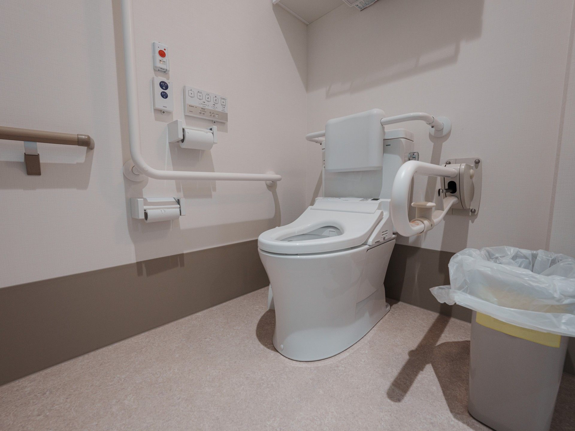 手すり付きのトイレ