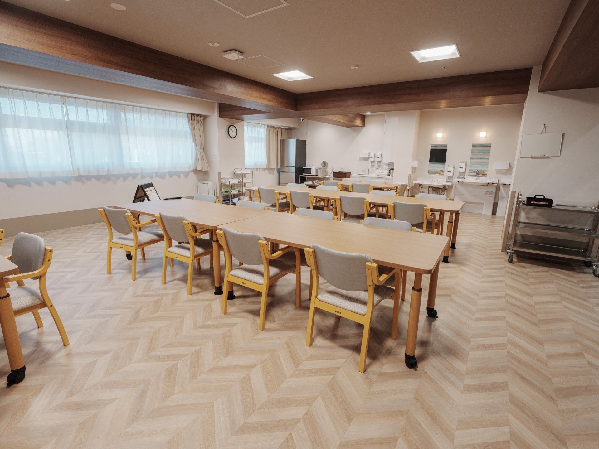 明るい食事スペース