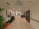 明るく広々とした廊下