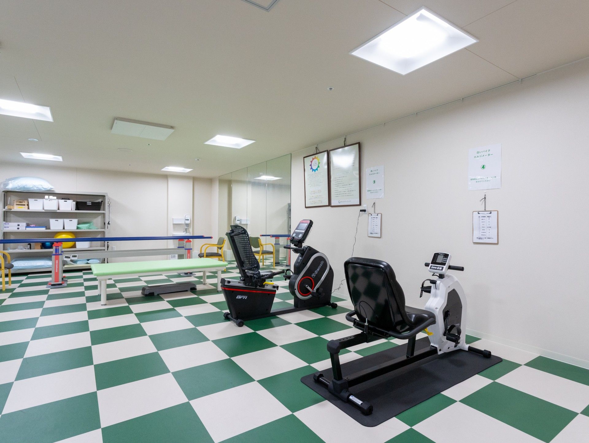 運動器具が並ぶ部屋